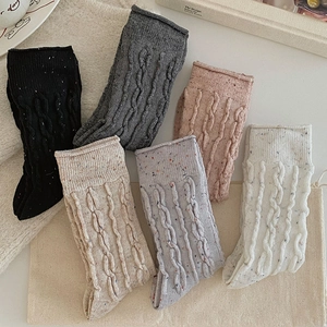 Détail de chaussettes en maille torsadée à fils mouchetés en six couleurs vintage