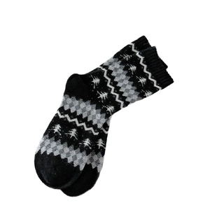 Calze invernali in lana Fair Isle con motivi di alberi nordici e spessa trama a maglia