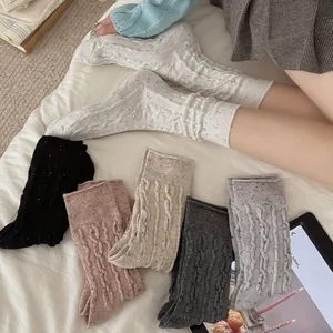 Détail de chaussettes en laine à torsades en six couleurs vintage à texture mouchetée