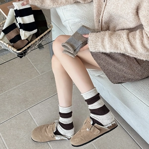 Texture de tricot détaillée de chaussettes en laine rayées pour le confort d'hiver