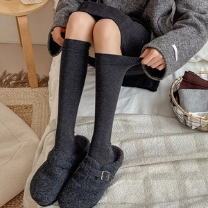 Cozy dark grey knitted long socks with vertical texture and stylish buckle mules
