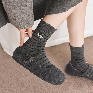 Chaussettes en laine à rayures avec broderie chiot et chaussures Mary Jane grises chic