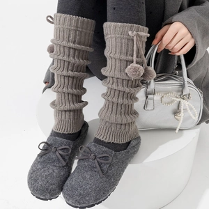 Scaldamuscoli grigi in maglia con pompon e ballerine per un elegante stile invernale