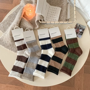 Détail de cinq paires de chaussettes en laine à rayures aux couleurs vintage sur une table