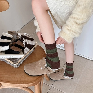Vue détaillée de chaussettes en laine à rayures avec sabots fourrés en daim hiver