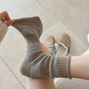 Gros plan détaillé de chaussettes en laine à rayures épaisses avec maille côtelée et chaude