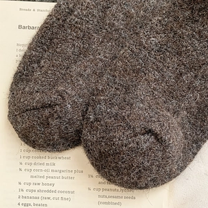 Detailaufnahme der dunkelbraunen Tabi-Socken aus dickem, warmem Plüschmaterial mit Zehensteg