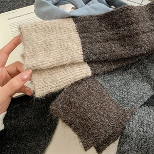 Detailansicht der mehrfarbigen dicken Strick-Kniestrümpfe mit Vintage-Wolltextur