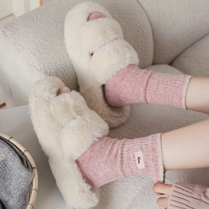 Pantoufles en peluche blanc cassé avec fausse fourrure et chaussettes en tricot à message
