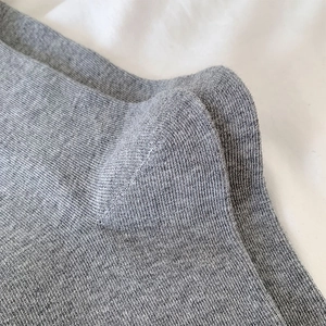 Vue macro de chaussettes grises à carreaux avec maille fine et détails de dentelle