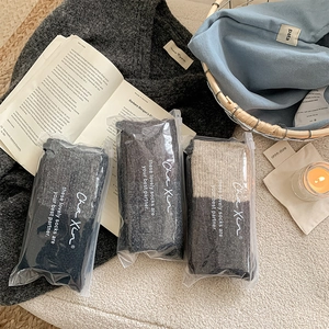 Drei Paar dicke Overknee-Strickstrümpfe in einzelner gefrosteter Reißverschlussverpackung