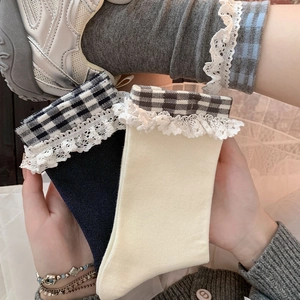 Détail de la bordure en dentelle et motif à carreaux sur chaussettes style Lolita