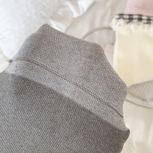 Gros plan sur la texture de chaussette grise à carreaux avec bordure en dentelle douce