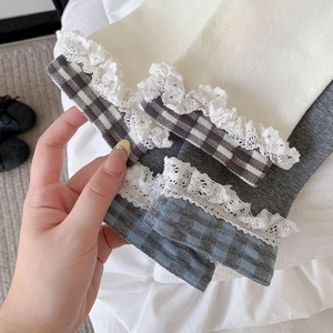 Gros plan de chaussettes côtelées avec bordure en dentelle et motif à carreaux chic