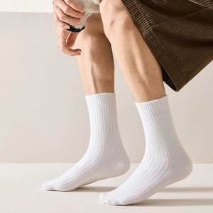 Men's wool blend crew socks in white featuring thick ribbed texture for winter warmth