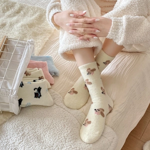 Makro-Detail dicker Thermo-Korallenvlies-Socken mit süßen Cartoon-Tiermustern