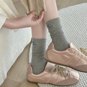 Chaussettes grises en tricot avec broderie Logic Bear et baskets à nœud rose