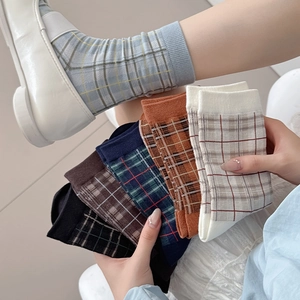 Vue détaillée de chaussettes écossaises de style britannique aux motifs rétro variés