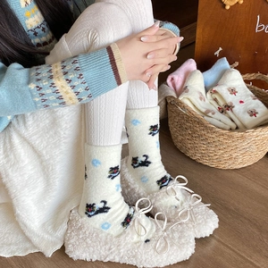 Detailansicht von süßen Katzen-Socken und flauschigen Hausschuhen in Wohnatmosphäre