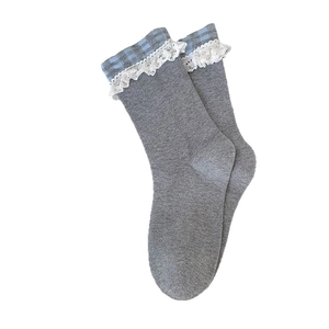 Chaussettes grises en maille avec volants à carreaux bleus et dentelle blanche style JK