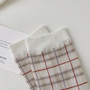 Détail du revers côtelé élastique et du motif à carreaux vintage sur les chaussettes