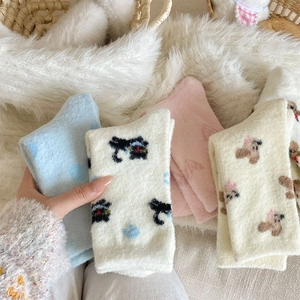 Detailansicht dicker Winter-Korallenvlies-Socken mit süßen Katzen- und Herzmustern
