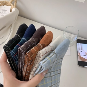 Chaussettes tricotées à carreaux style britannique en six couleurs présentées à la main