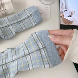 Détail du revers côtelé et de la texture extensible des chaussettes à carreaux