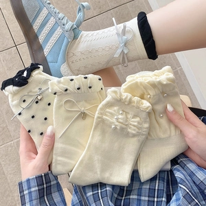 Details von süßen Socken für Damen mit Perlen, Schleifen und Hohlstrickmustern