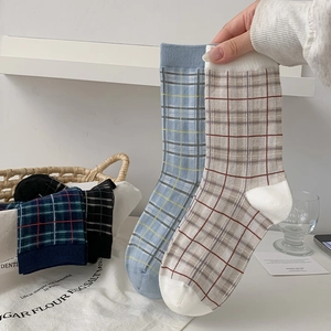 Détail de chaussettes vintage à carreaux britanniques avec maille et bords côtelés