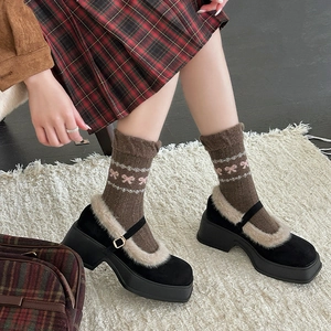 Schwarze Mary Jane Plateauschuhe mit Kunstpelzbesatz und Schnalle für den Winter