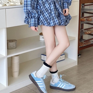 Blaue Wildledersneaker mit weißen Streifen, Gummisohle und Rüschensocken für Damen