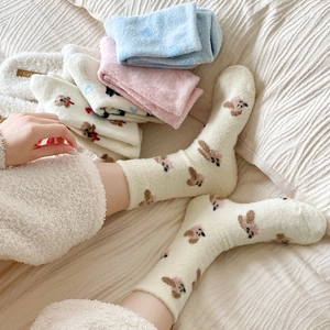 Nahaufnahme von dicken Thermo-Korallenfleece-Socken mit süßer Cartoon-Stickerei für den Winter