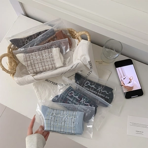 Chaussettes en coton à carreaux présentées dans des sacs à fermeture éclair givrés