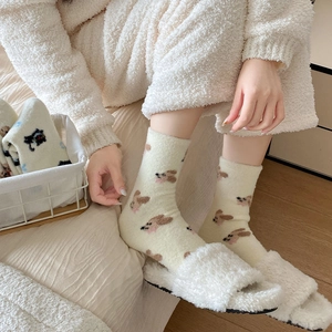 Detail von warmen weißen Thermosocken mit süßem Welpenmuster für gemütliche Hauskleidung