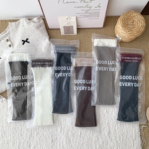 Gros plan de jambières en tricot de différentes couleurs avec emballage individuel