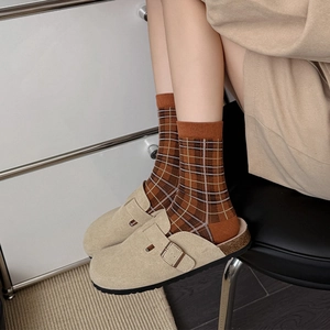 Détail de chaussettes à carreaux vintage avec sabots en daim beige et boucle en métal
