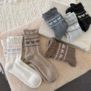 Flachbild von Fair-Isle-Wollsocken mit buntem Schleifen-Jacquard und gerippten Bündchen