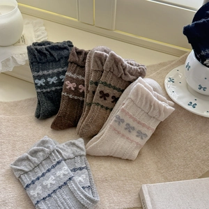 Detailansicht von fünf Paar Fair Isle Wollsocken mit Spitzenkante und Schleifenmuster