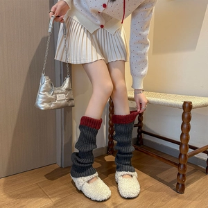 Jambières tricotées style japonais avec blocs de couleurs gris foncé et bordeaux d'hiver