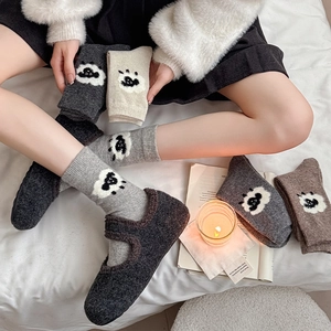 Gros plan de chaussettes d'hiver épaisses avec mouton et pantoufles douillettes