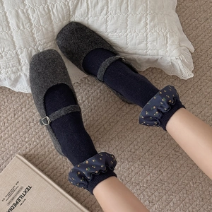 Dunkelgraue Mary Jane Schuhe aus Filz mit marineblauen Socken mit Blumenmuster