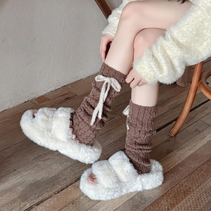 Pantofole bianche in pelliccia sintetica e scaldamuscoli in maglia con fiocco da donna