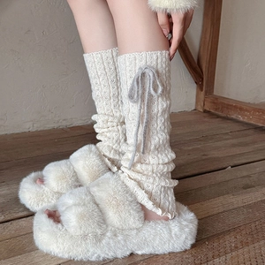 Scaldamuscoli in maglia crema con fiocchi grigi e morbide pantofole con zeppa