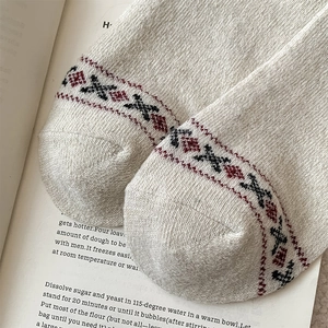 Primo piano di calze di lana vintage con motivo jacquard geometrico e morbida trama
