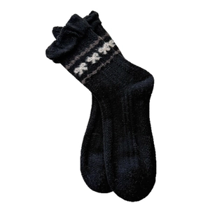 Fair-Isle-Wollsocken in Schwarz mit weißem Schleifenmuster und kuscheligen Rippbündchen