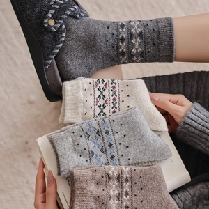 Dettaglio di quattro paia di calze di lana vintage con motivi jacquard etnici