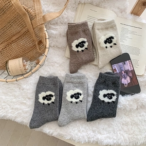 Gros plan détaillé de cinq paires de chaussettes en tricot mouton chaud aux tons terre