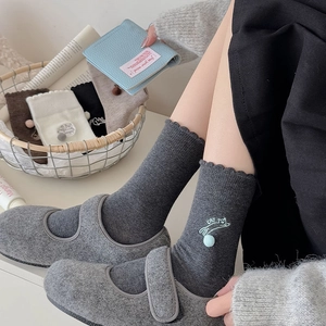 Details grauer Socken mit Katzenstickerei, Minzpompons und Rüschenkanten