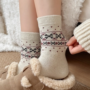Calze di lana vintage con motivi nordici geometrici per calore e comfort invernale